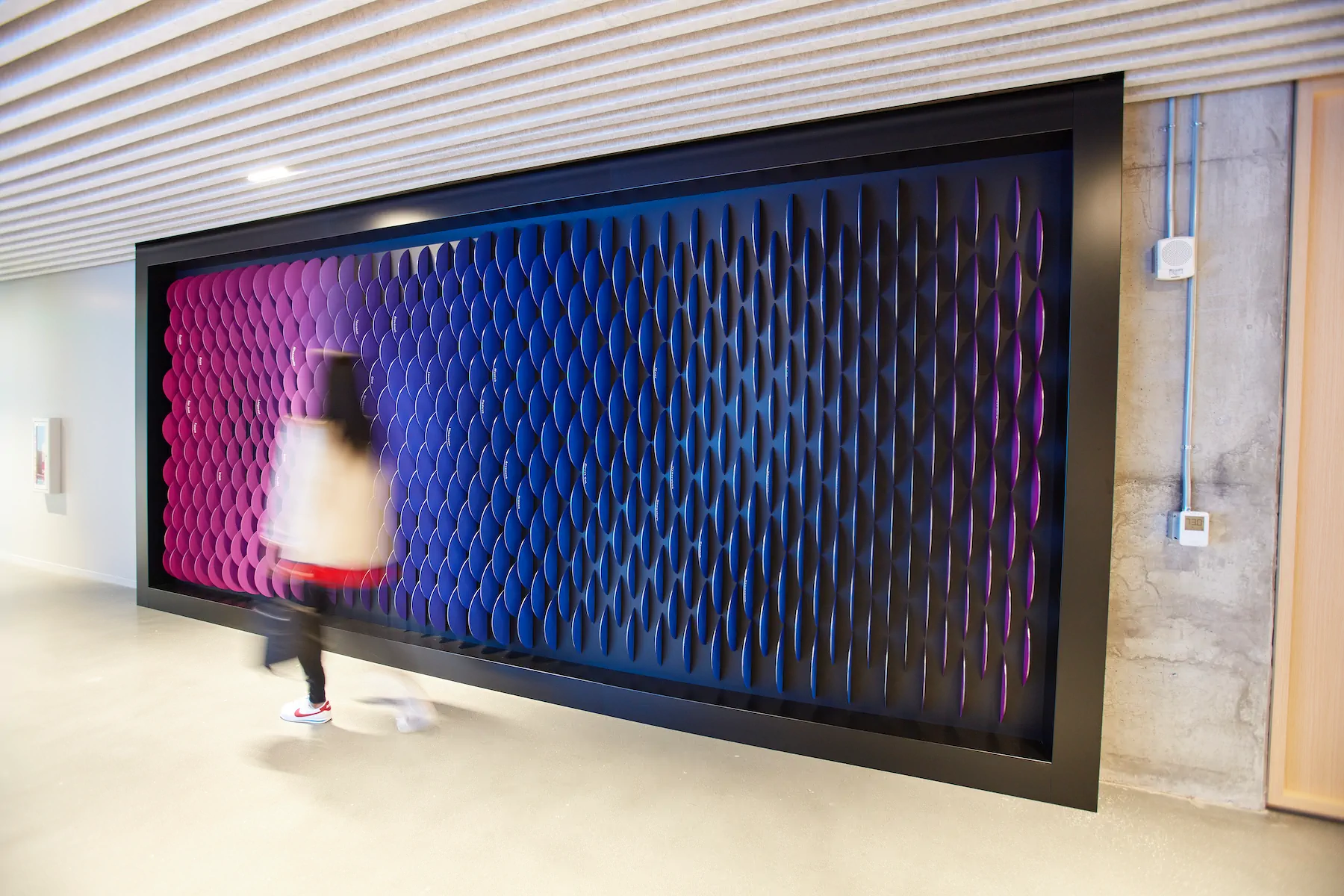 Dimensional illuminated feature wall in a corporate interior
